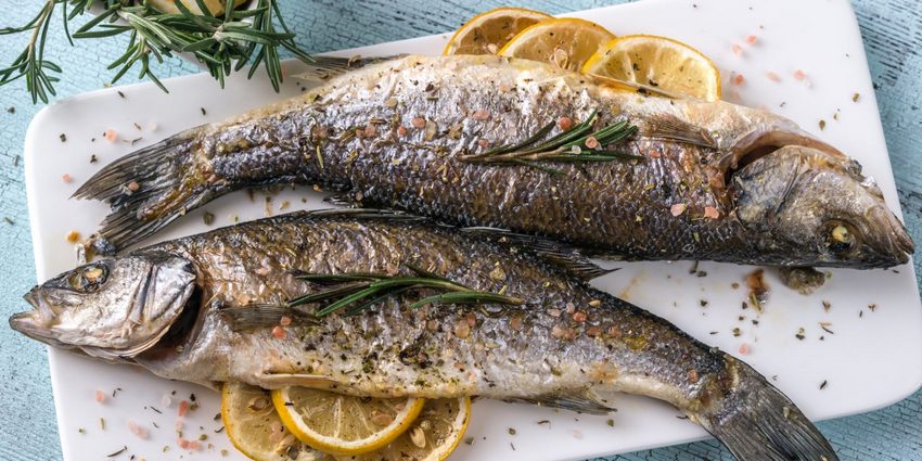 Запеченный сибас с лимоном и розмарином