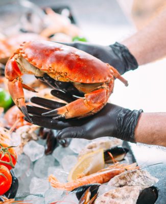 The,Chef,Puts,The,Seafood,On,A,Tray,In,The